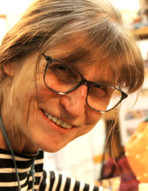 Bild von einer lächelnden Frau mit Brille