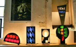 Lichtobjekte aus Alteisen/Schrott und Tiffany-Glas, die warm leuchten
