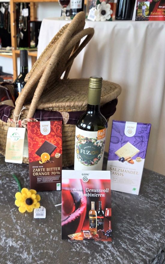 Wein und Schokolade aus fairem Handel
