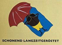 Schonend langzeitgeröstet: Eine Kaffeebohne sonnt sich auf einer Werbepostkarte von El Puente.